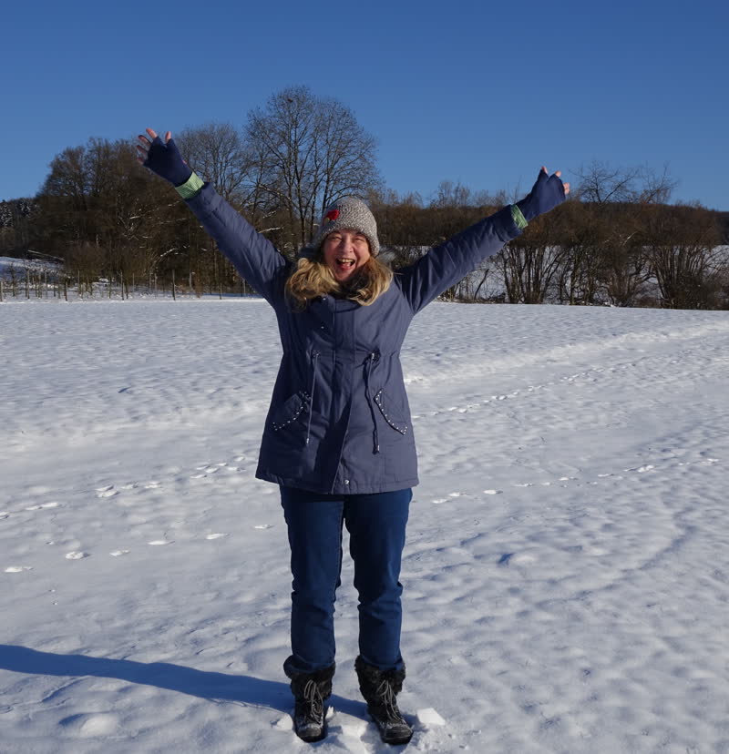 Béatrice Mathez freut sich im Schnee