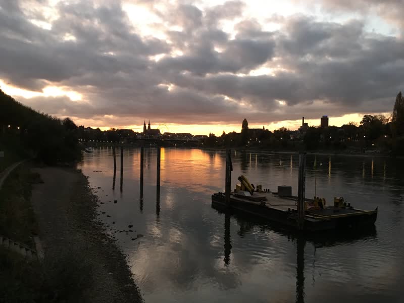 Abendrot am Rhein, fotografiert von Béatrice Mathez