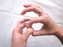 Selbsttest mit den Fingerringen: Daumen und Zeigefinger als Kettenglieder