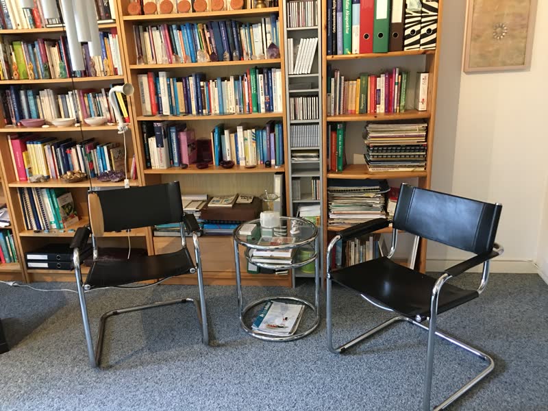 Gesprächsecke der Praxis KINEVOCE Basel mit Fachbibliothek