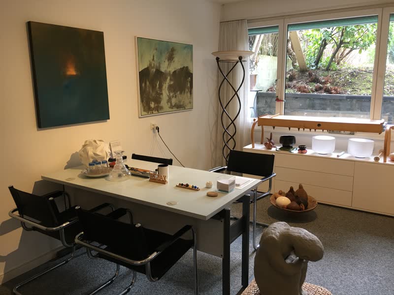 Warme Atmosphäre in der Praxis für Kinesiologie und ganzheitliche Energetik in Basel